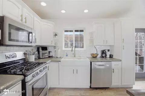 Kitchen - 23032 Skyview Dr, Chugiak, AK 99567 photo 4 of 4