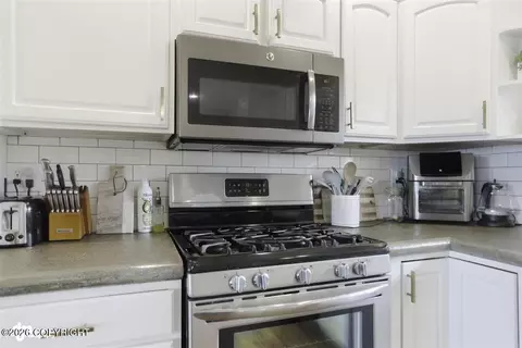 Kitchen - 23032 Skyview Dr, Chugiak, AK 99567 photo 3 of 4