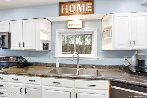 Kitchen - 19437 Inlet View Dr, Chugiak, AK 99567 photo 6 of 6