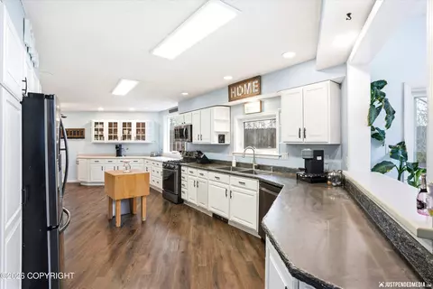 Kitchen - 19437 Inlet View Dr, Chugiak, AK 99567 photo 4 of 6