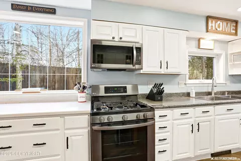 Kitchen - 19437 Inlet View Dr, Chugiak, AK 99567 photo 5 of 6