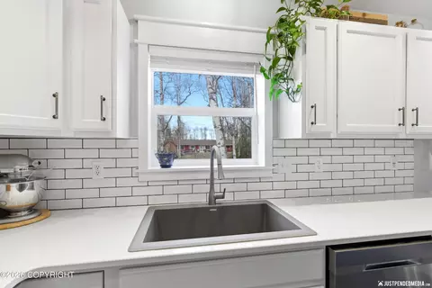 Kitchen - 22433 Mcmanus Dr, Chugiak, AK 99567 photo 5 of 6
