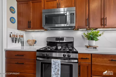 Kitchen - 10927 Splendor Loop, Eagle River, AK 99577 photo 6 of 9