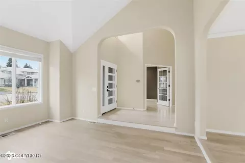 Living - 7513 Setter Dr, Anchorage, AK 99502 photo 3 of 7