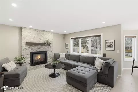Living - 7513 Setter Dr, Anchorage, AK 99502 photo 6 of 7