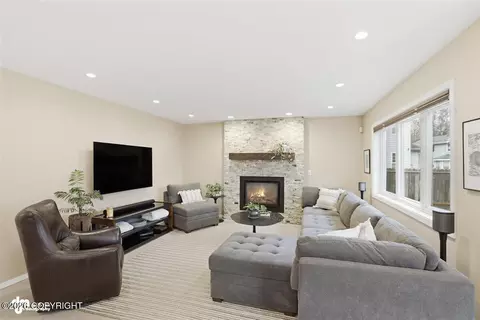 Living - 7513 Setter Dr, Anchorage, AK 99502 photo 5 of 7