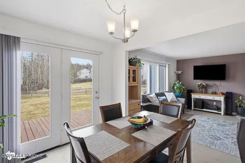 Dining - 4161 Hampton Dr # 11A, Anchorage, AK 99504 photo 1 of 3