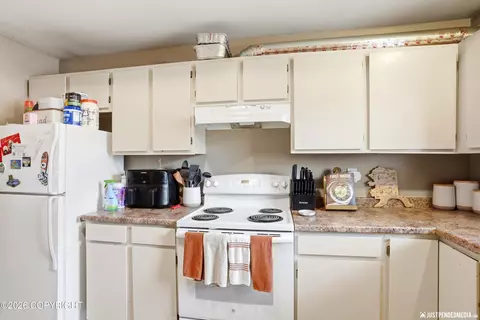 Kitchen - 11400 Heritage Ct, Eagle River, AK 99577 photo 2 of 3