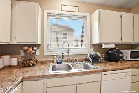 Kitchen - 11400 Heritage Ct, Eagle River, AK 99577 photo 3 of 3