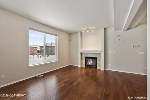 Living - 1007 Northpointe Bluff Dr, Anchorage, AK 99501 photo 2 of 6