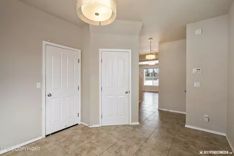 Entry Way - 1007 Northpointe Bluff Dr, Anchorage, AK 99501 photo 2 of 4