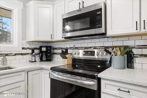 Kitchen - 4154 Hampton Dr, Anchorage, AK 99504 photo 3 of 4