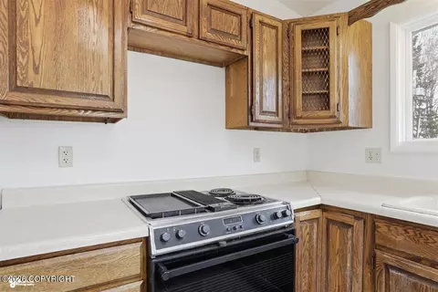 Kitchen - 2810 Wiley Post Ave, Anchorage, AK 99517 photo 4 of 5