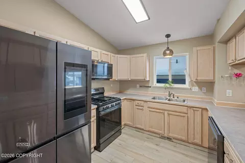 Kitchen - 8935 Birch Park Cir, Eagle River, AK 99577 photo 2 of 4