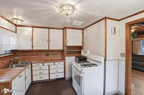 Kitchen - 5631 E 115th Ave, Anchorage, AK 99516 photo 3 of 5