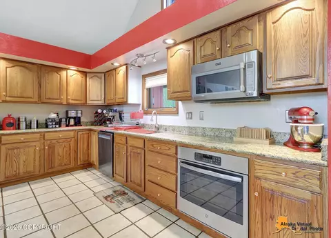 Kitchen - 2051 E Fairview Loop, Wasilla, AK 99654 photo 4 of 8