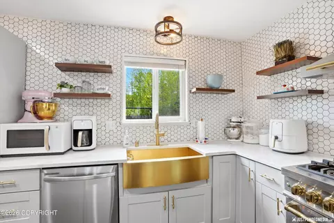 Kitchen - 13543 Konrad Cir, Eagle River, AK 99577 photo 4 of 5