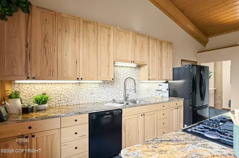 Kitchen - 835 Hiland Rd, Eagle River, AK 99577 photo 6 of 8