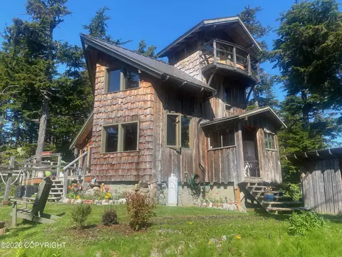 442 Park Spur Rd, Haines, AK 99827
