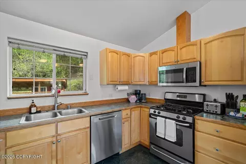 Kitchen - 19010 Upper Fish Hatchery Rd, Eagle River, AK 99577 photo 4 of 5