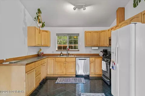Kitchen - 19010 Upper Fish Hatchery Rd, Eagle River, AK 99577 photo 2 of 5