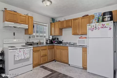 Kitchen - 4027 E 8th Ave, Anchorage, AK 99508 photo 4 of 5