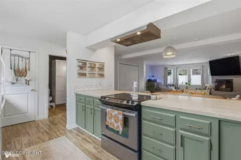 Kitchen - 320 E Dowling Rd # 7, Anchorage, AK 99518 photo 3 of 5