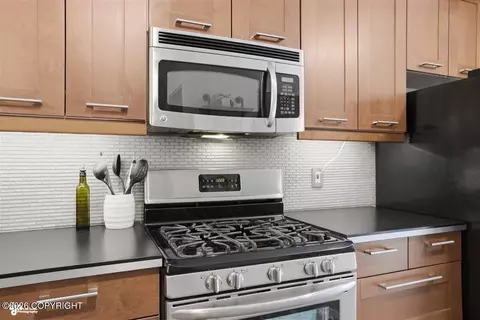 Kitchen - 11233 Bridger Cir, Eagle River, AK 99577 photo 3 of 5