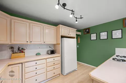 Kitchen - 22432 Glacier View Dr, Eagle River, AK 99577 photo 2 of 5