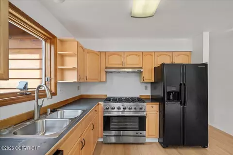 Kitchen - 22909 Eagle River Rd, Eagle River, AK 99577 photo 3 of 4