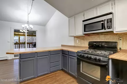 Kitchen - 18539 Culross Cir, Eagle River, AK 99577 photo 3 of 4