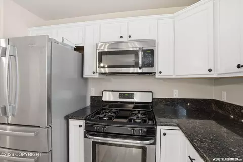 Kitchen - 20573 Mountain Vista Dr, Eagle River, AK 99577 photo 3 of 4
