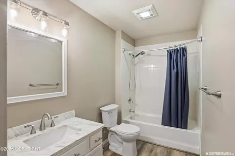 Bath - 20573 Mountain Vista Dr, Eagle River, AK 99577 photo 2 of 5