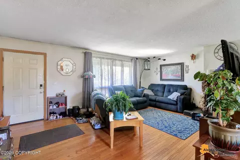 Living - 8410 Dagan St, Anchorage, AK 99502 photo 2 of 4