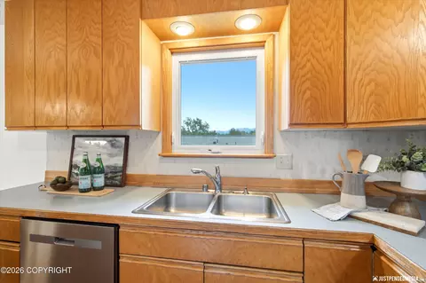 Kitchen - 3106 Wiley Post Ave, Anchorage, AK 99517 photo 4 of 5