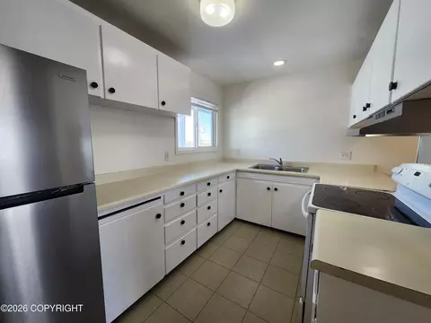 Kitchen - 3925 E 9th Ave, Anchorage, AK 99508 photo 5 of 6