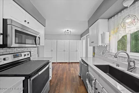 Kitchen - 16038 Mammoth Cir, Eagle River, AK 99577 photo 2 of 3