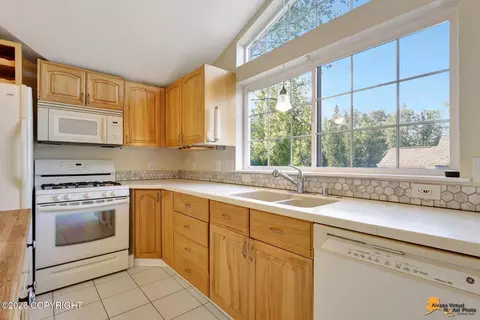 Kitchen - 14526 Waterfront Ln, Eagle River, AK 99577 photo 5 of 6