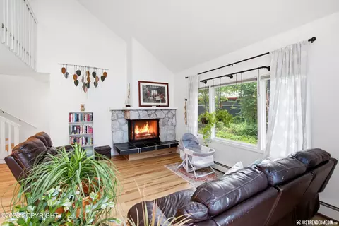 Living - 6224 Geronimo Cir, Anchorage, AK 99504 photo 4 of 6