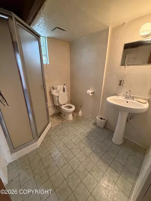 Bath - 3225 Baxter Rd, Anchorage, AK 99504 photo 2 of 3