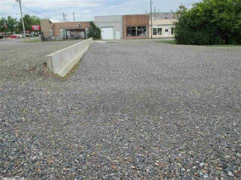 906 Dequeen St, Mena, AR 71953 photo 3