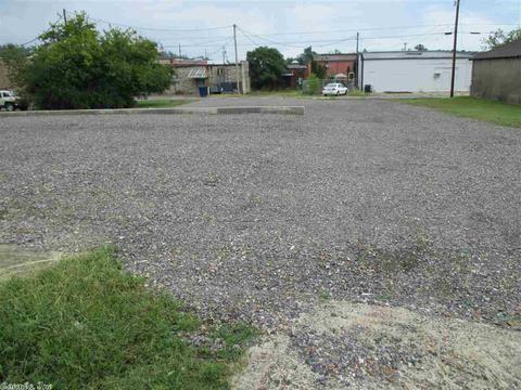 906 Dequeen St, Mena, AR 71953 photo 2