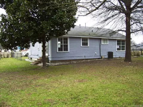 581 W Robertson St, Ashdown, AR 71822 photo 3