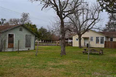 701 E Main St, Cuero, TX 77954 photo 3