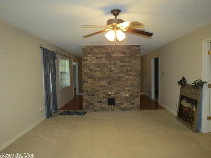 10831 Jacks Rd, Pine Bluff, AR 71603 photo 2