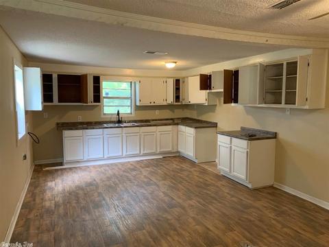 2406 W Saracen Ave, Pine Bluff, AR 71601 photo 3