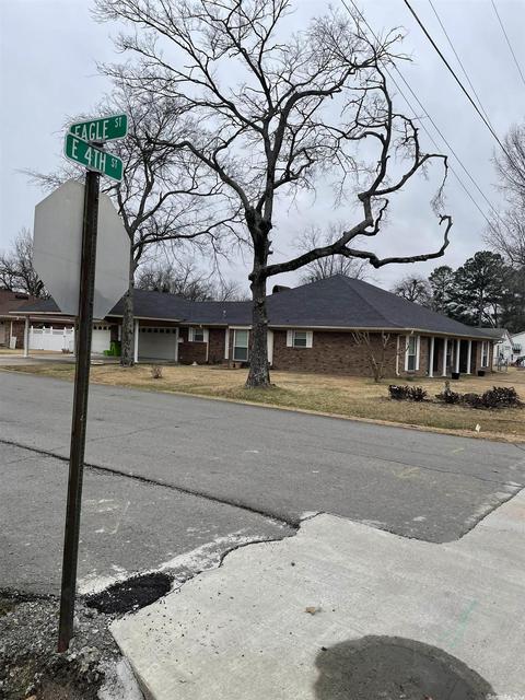 319 E 4th St, Lonoke, AR 72086 photo 3