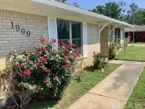 1909 Collegiate Cir, Pine Bluff, AR 71601 photo 2