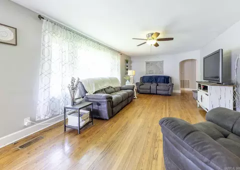 305 W Pine St, Benton, AR 72015 photo 2