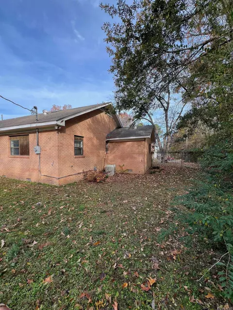 Exterior - 300 W 11th Ave, Pine Bluff, AR 71601 photo 3 of 4
